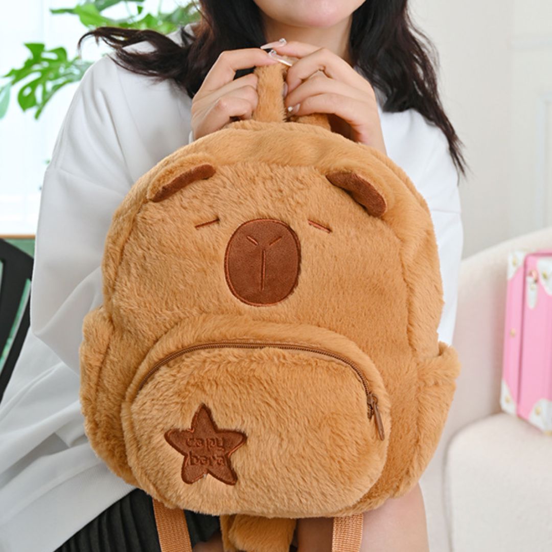 Mochila de Pelúcia Capivara Conceito Kids 